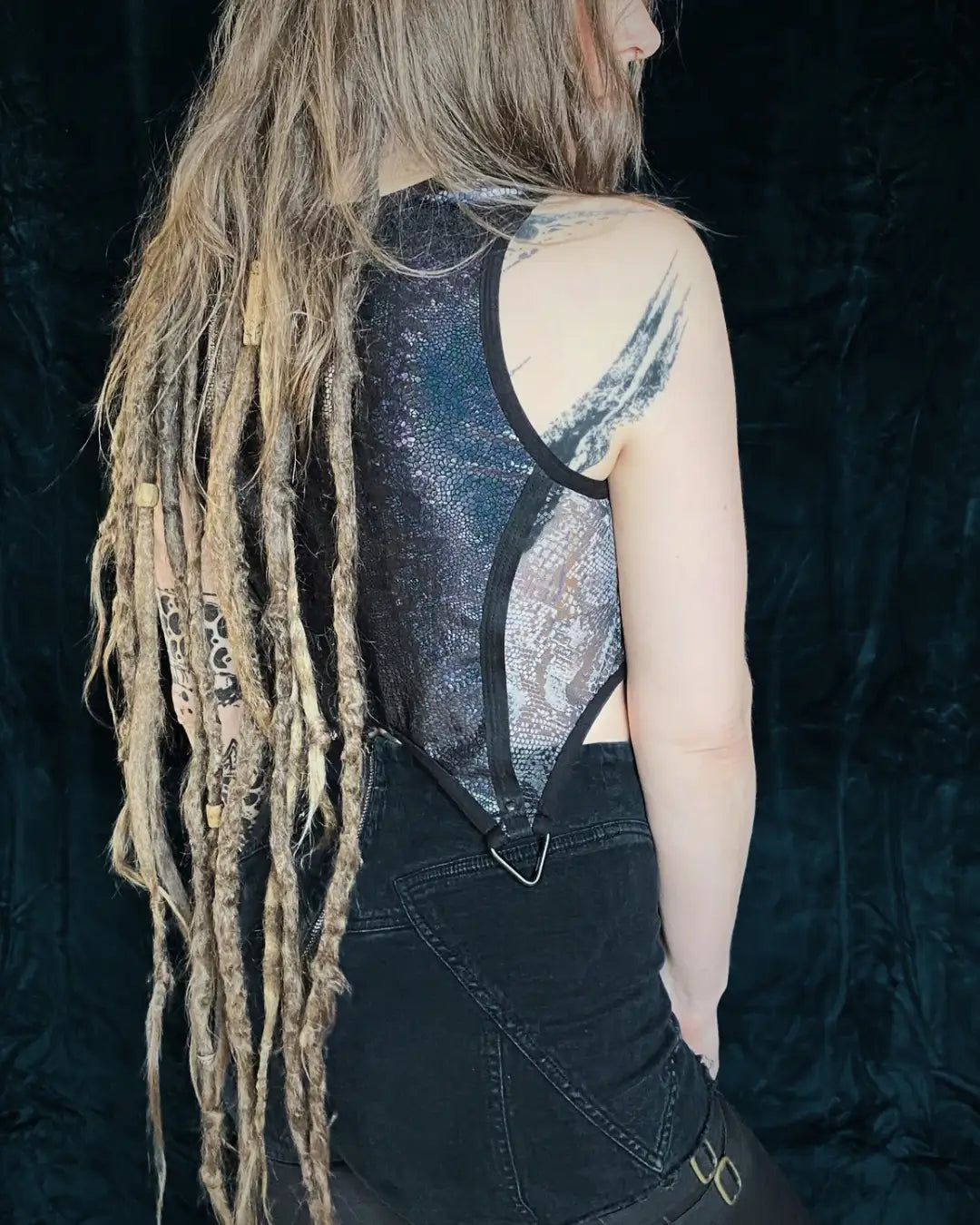 Crop Top blau Glitzer Holo Mesh mit Metallapplikationen