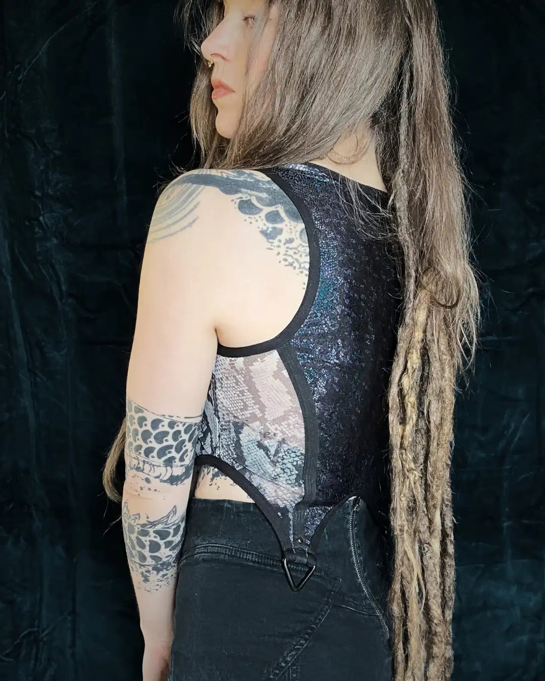 Crop Top blau Glitzer Holo Mesh mit Metallapplikationen