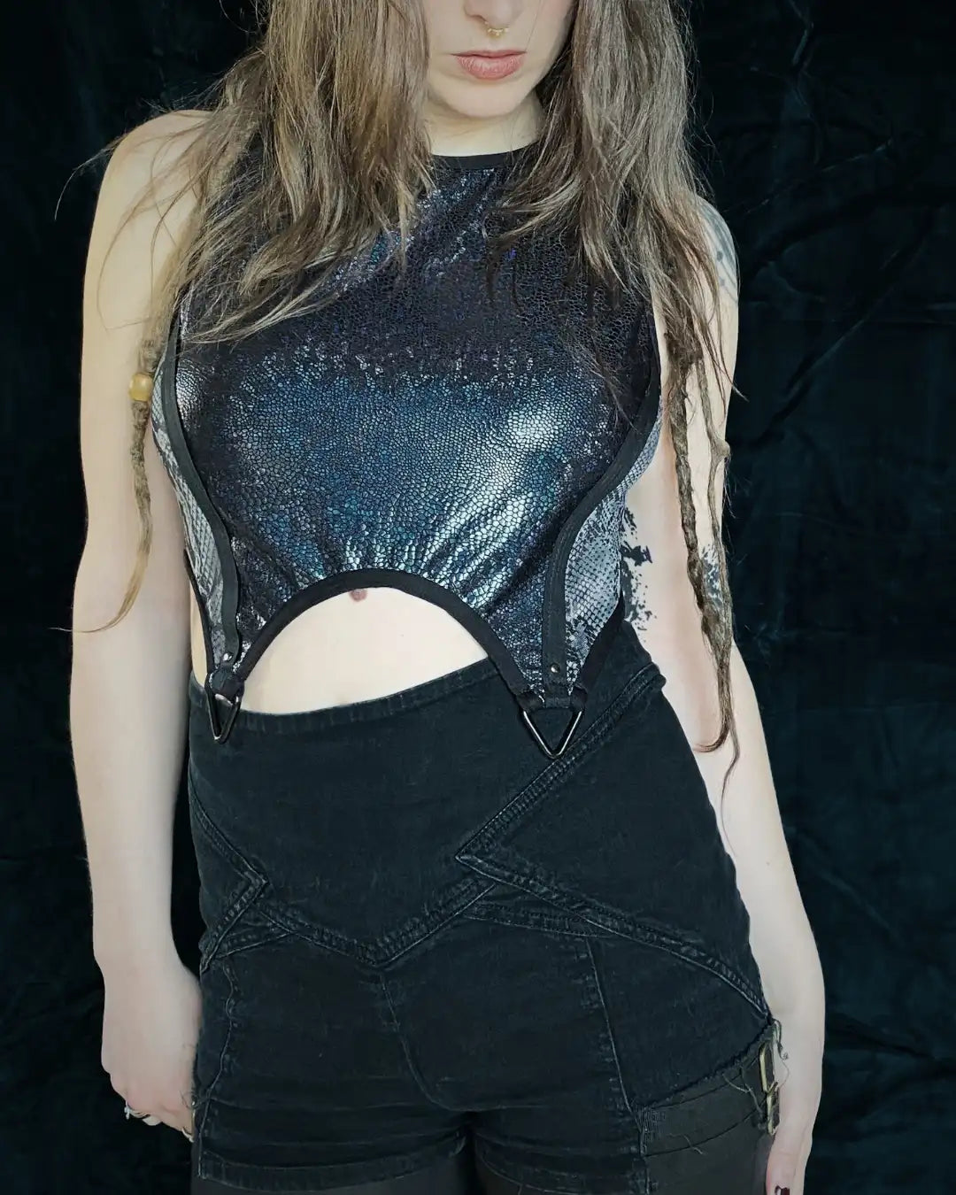 Crop Top blau Glitzer Holo Mesh mit Metallapplikationen