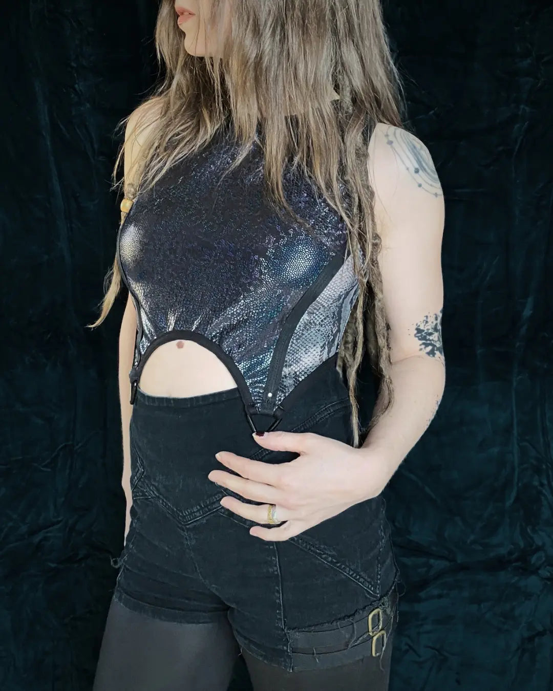 Crop Top blau Glitzer Holo Mesh mit Metallapplikationen