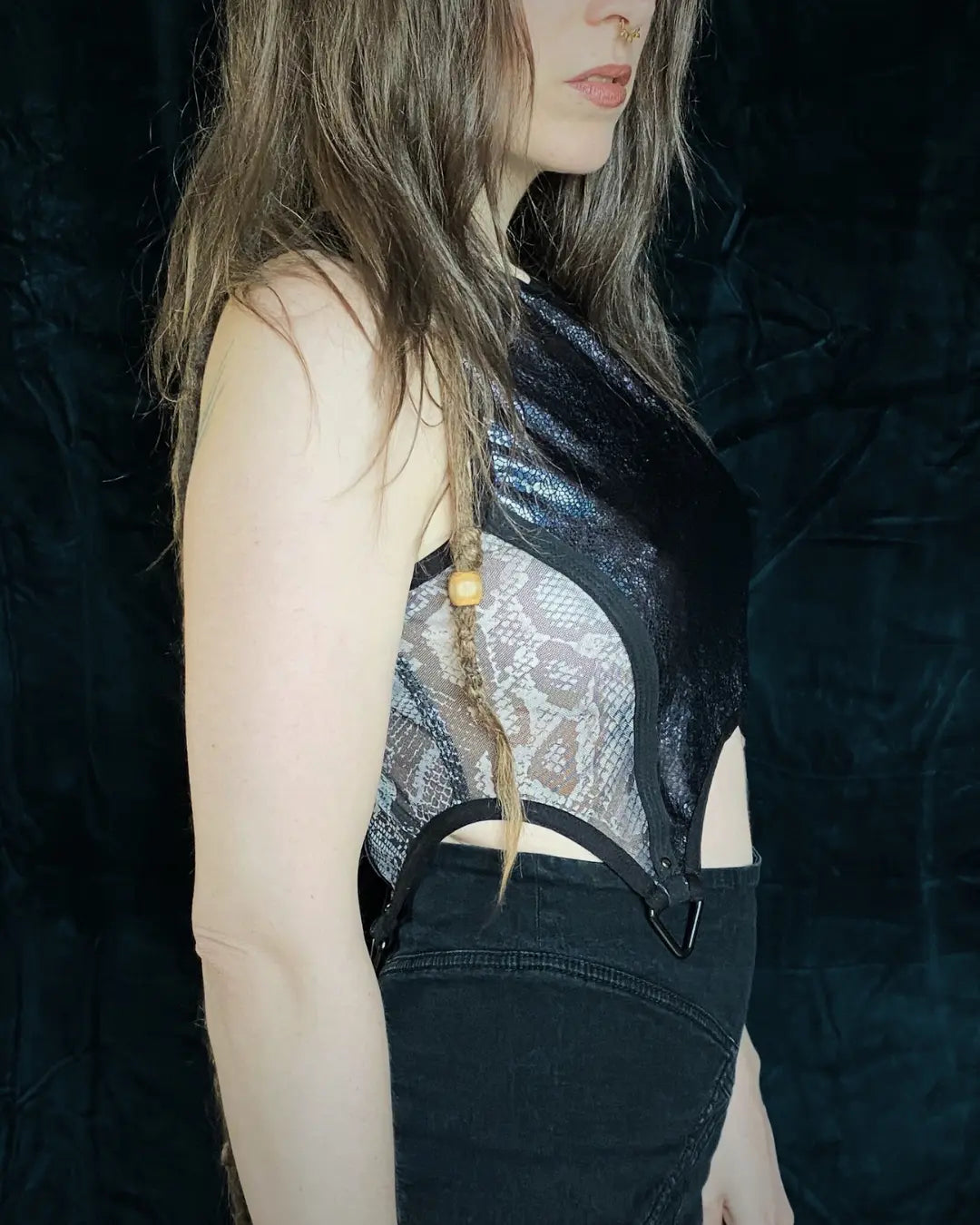 Crop Top blau Glitzer Holo Mesh mit Metallapplikationen