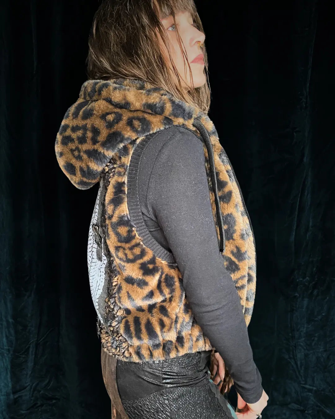 Fellweste Leo mit Kapuze, Metallapplikationen und Backpatch