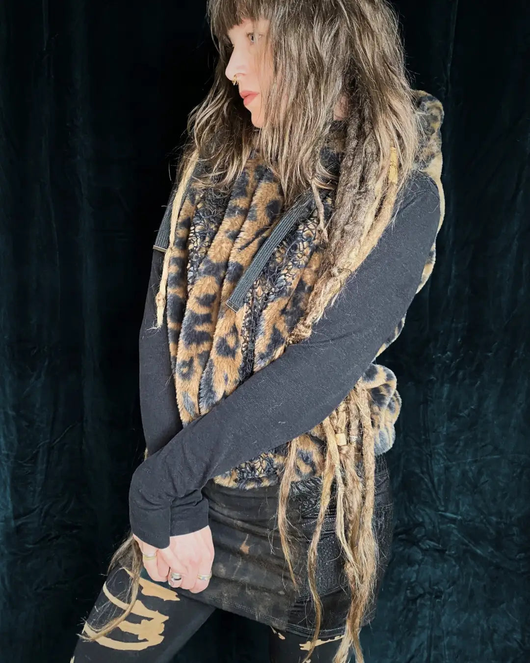 Fellweste Leo mit Kapuze, Metallapplikationen und Backpatch