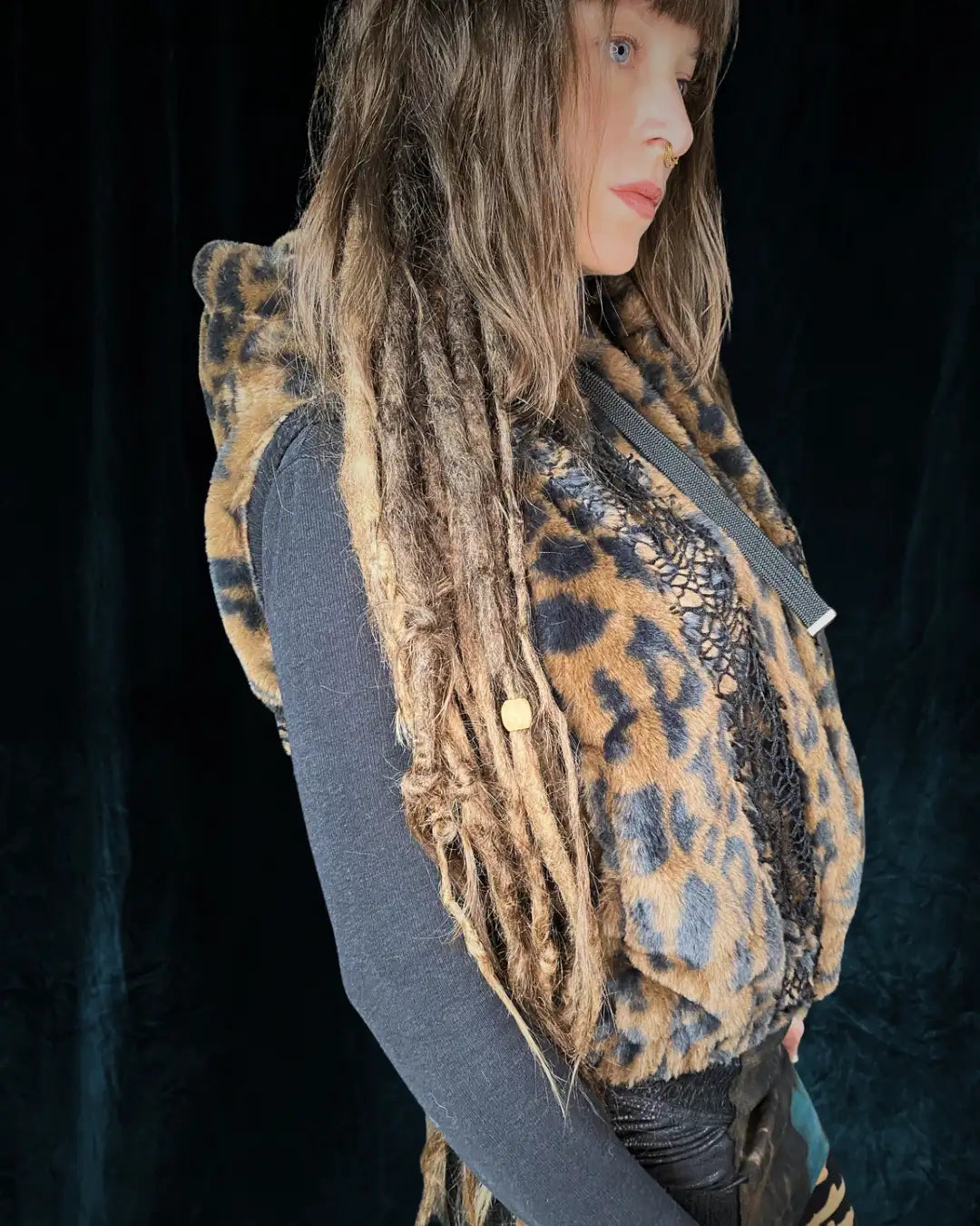 Fellweste Leo mit Kapuze, Metallapplikationen und Backpatch