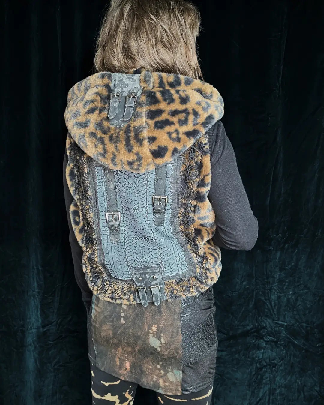 Fellweste Leo mit Kapuze, Metallapplikationen und Backpatch