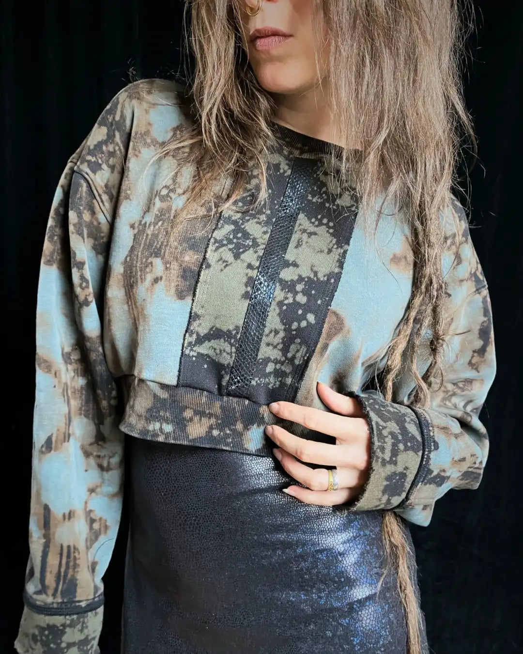 Crop Hoodie Tie Dye mit Backpatch