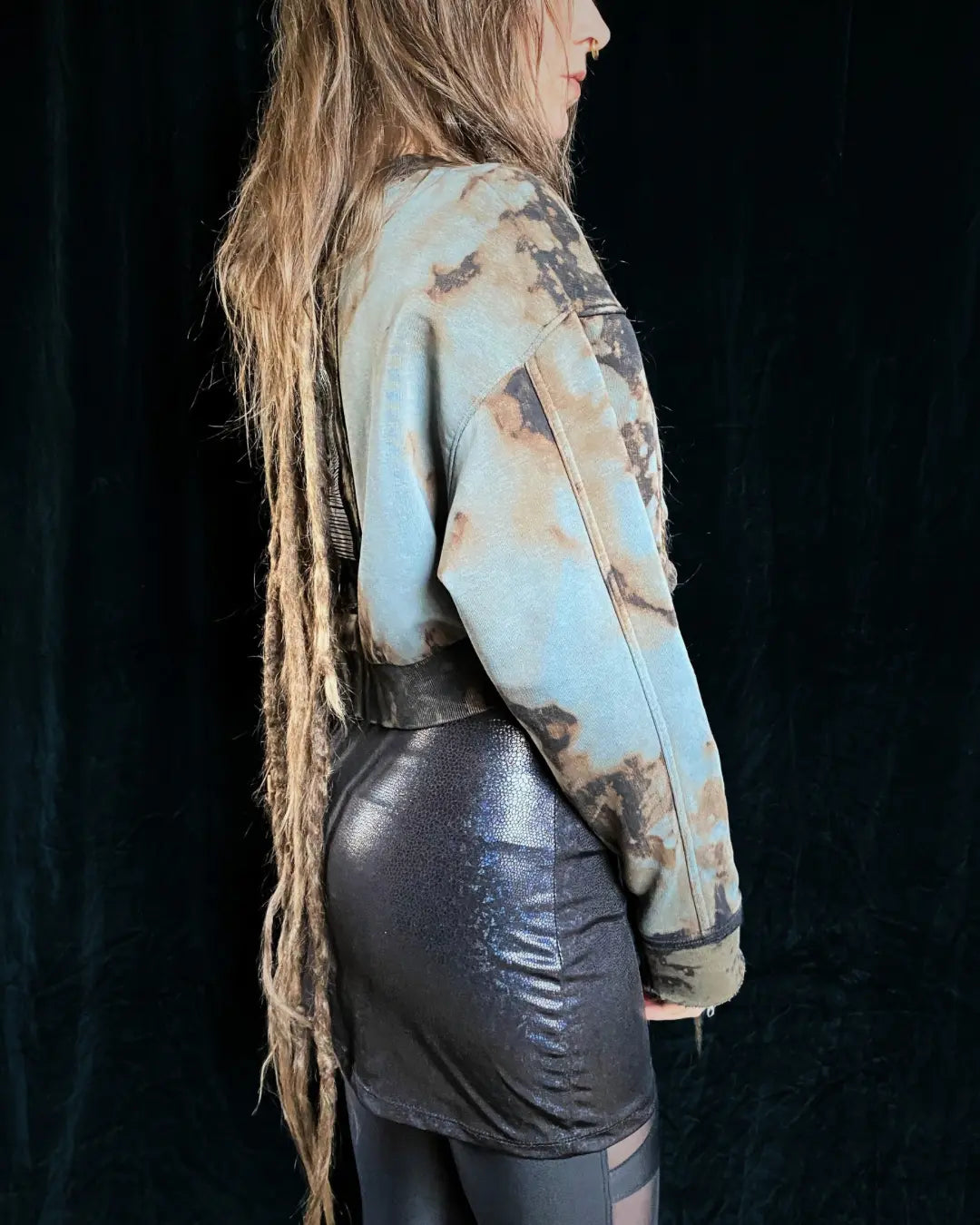 Crop Hoodie Tie Dye mit Backpatch