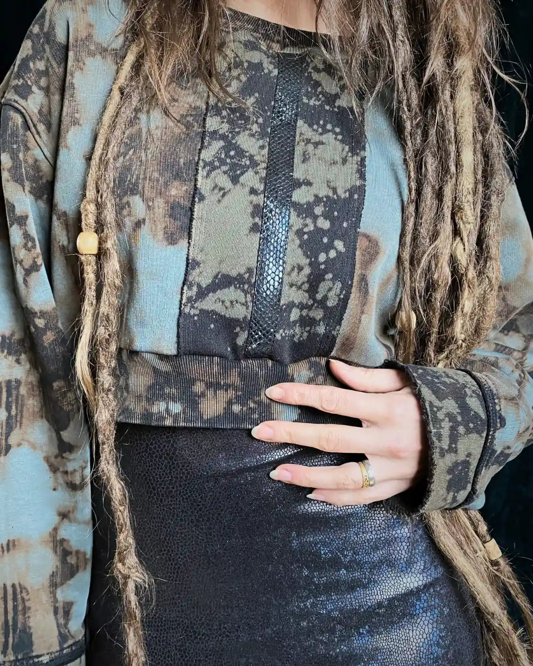 Crop Hoodie Tie Dye mit Backpatch