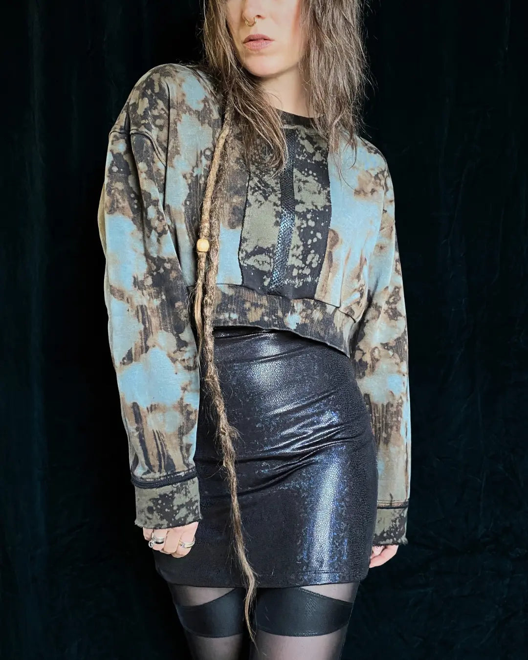 Crop Hoodie Tie Dye mit Backpatch