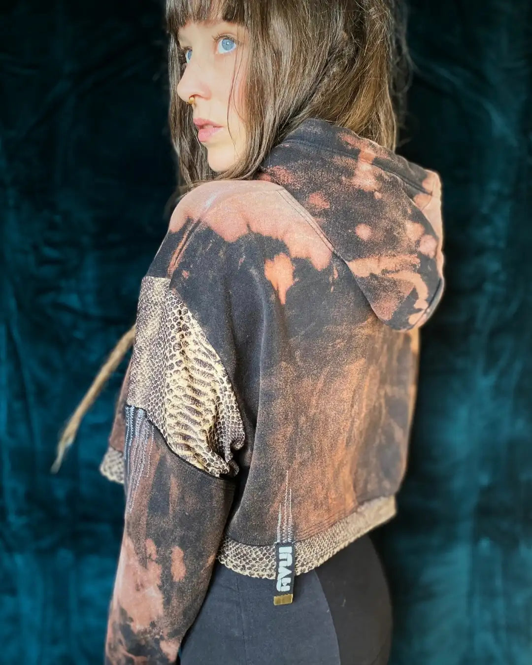 Crop Hoodie Tie Dye mit Snakeprinteinsätzen und Applikationen