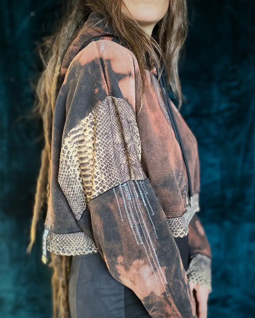 Crop Hoodie Tie Dye mit Snakeprinteinsätzen und Applikationen