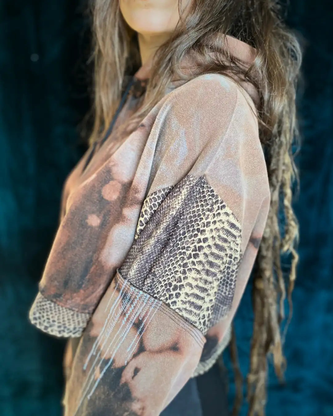 Crop Hoodie Tie Dye mit Snakeprinteinsätzen und Applikationen