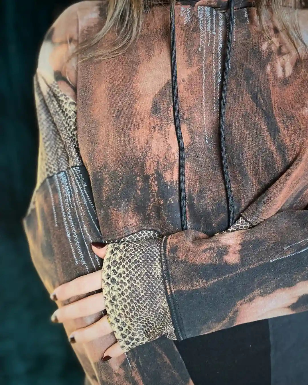 Crop Hoodie Tie Dye mit Snakeprinteinsätzen und Applikationen