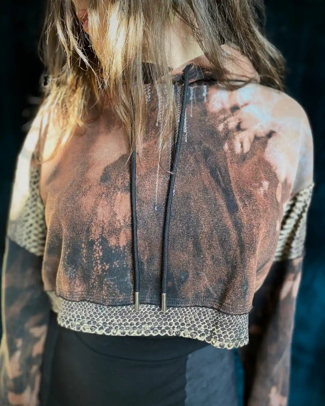 Crop Hoodie Tie Dye mit Snakeprinteinsätzen und Applikationen