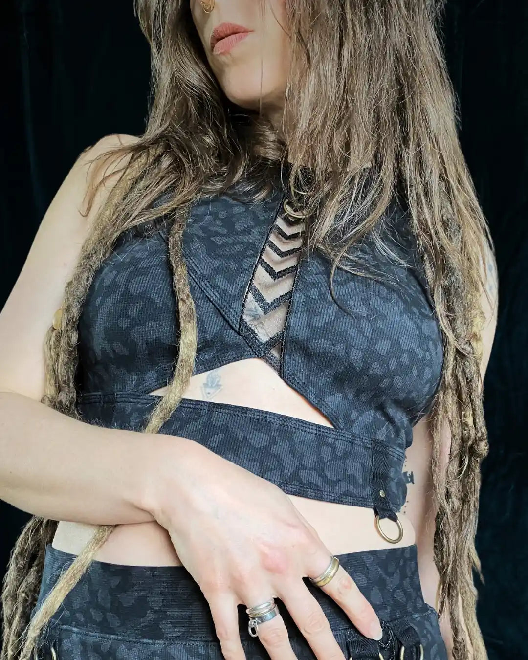 Cut-Out Crop Top mit Ringen und Mesh-Details