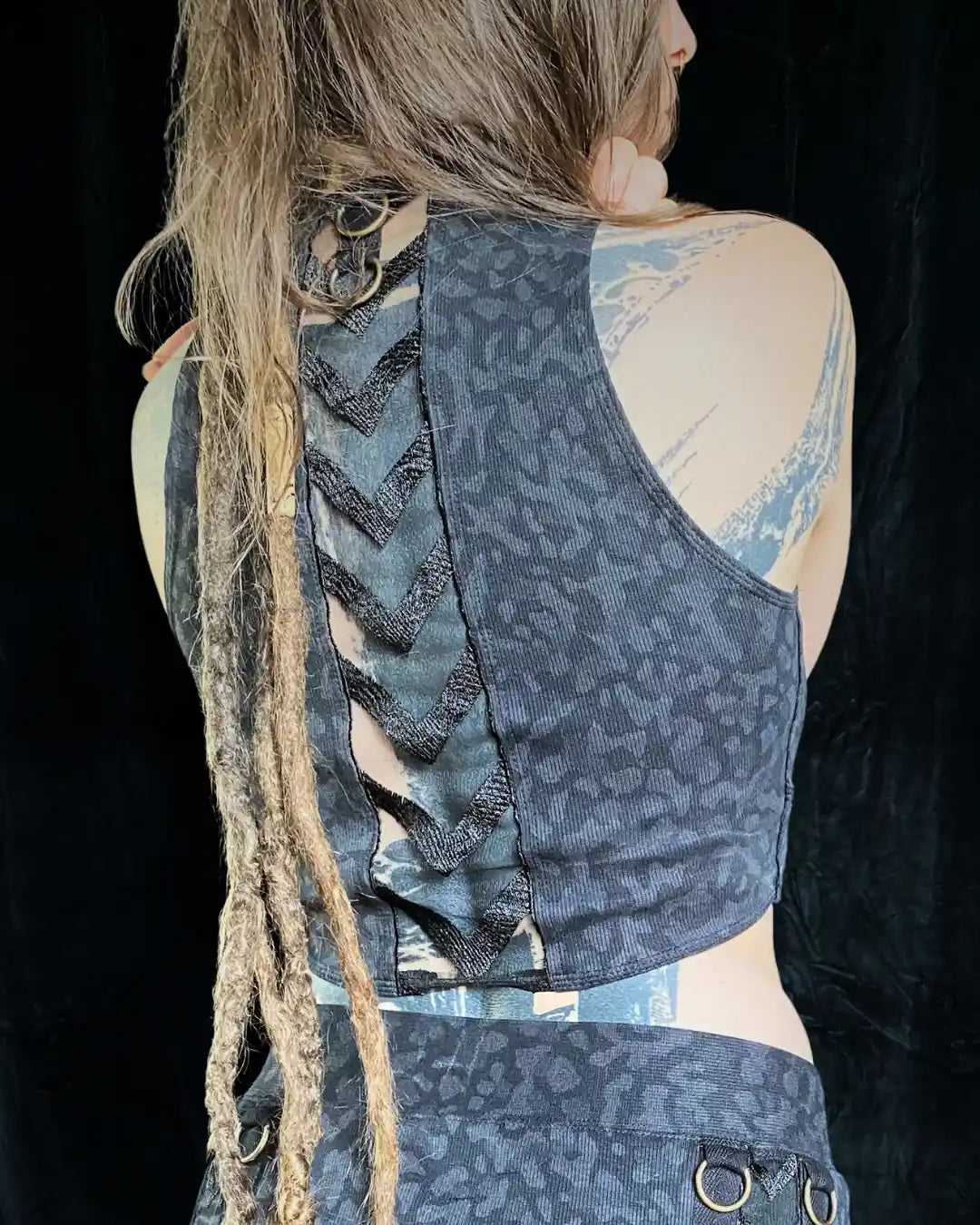 Cut-Out Crop Top mit Ringen und Mesh-Details