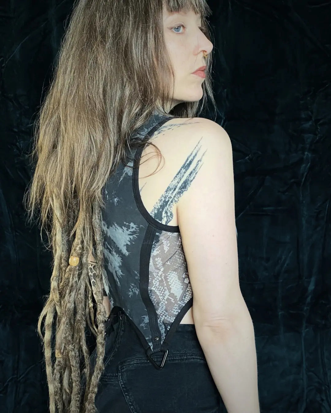 Crop Top Tie Dye Mesh mit Metallapplikationen