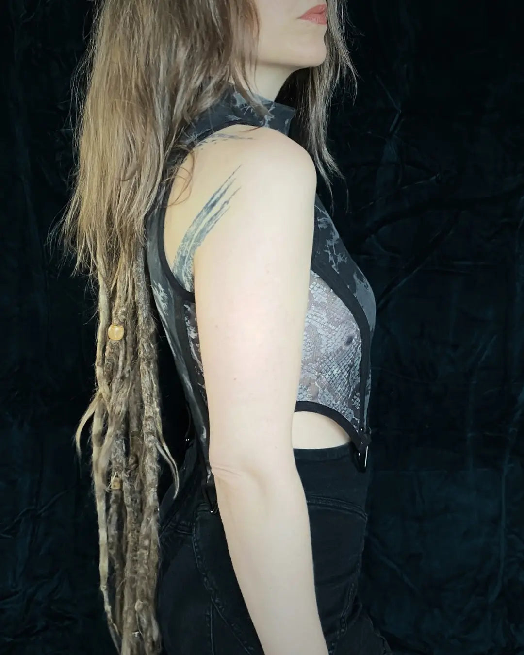 Crop Top Tie Dye Mesh mit Metallapplikationen