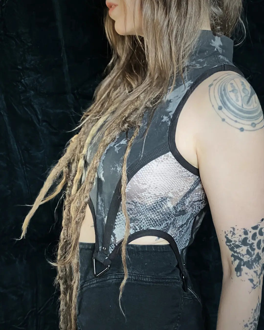 Crop Top mit Metallapplikationen