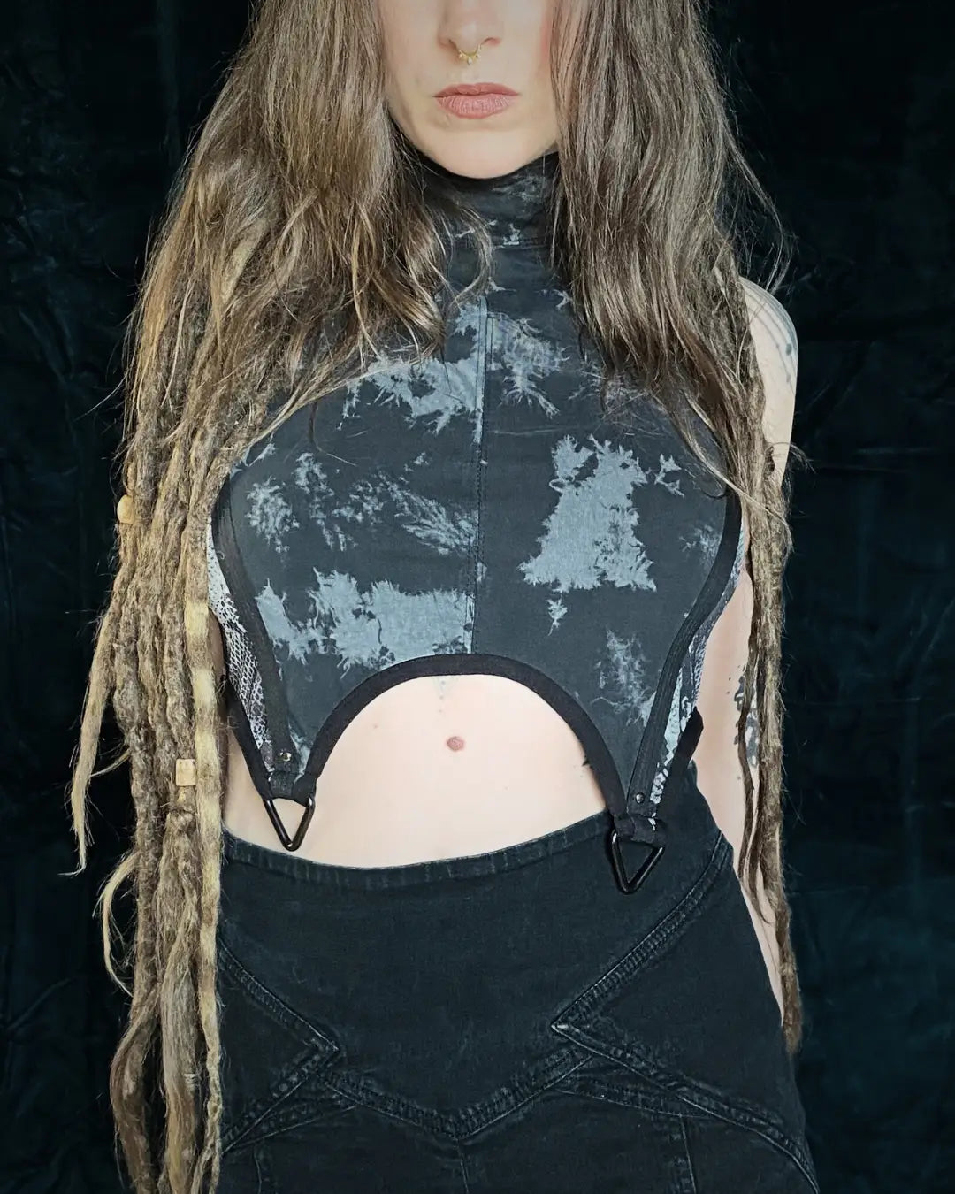 Crop Top mit Metallapplikationen