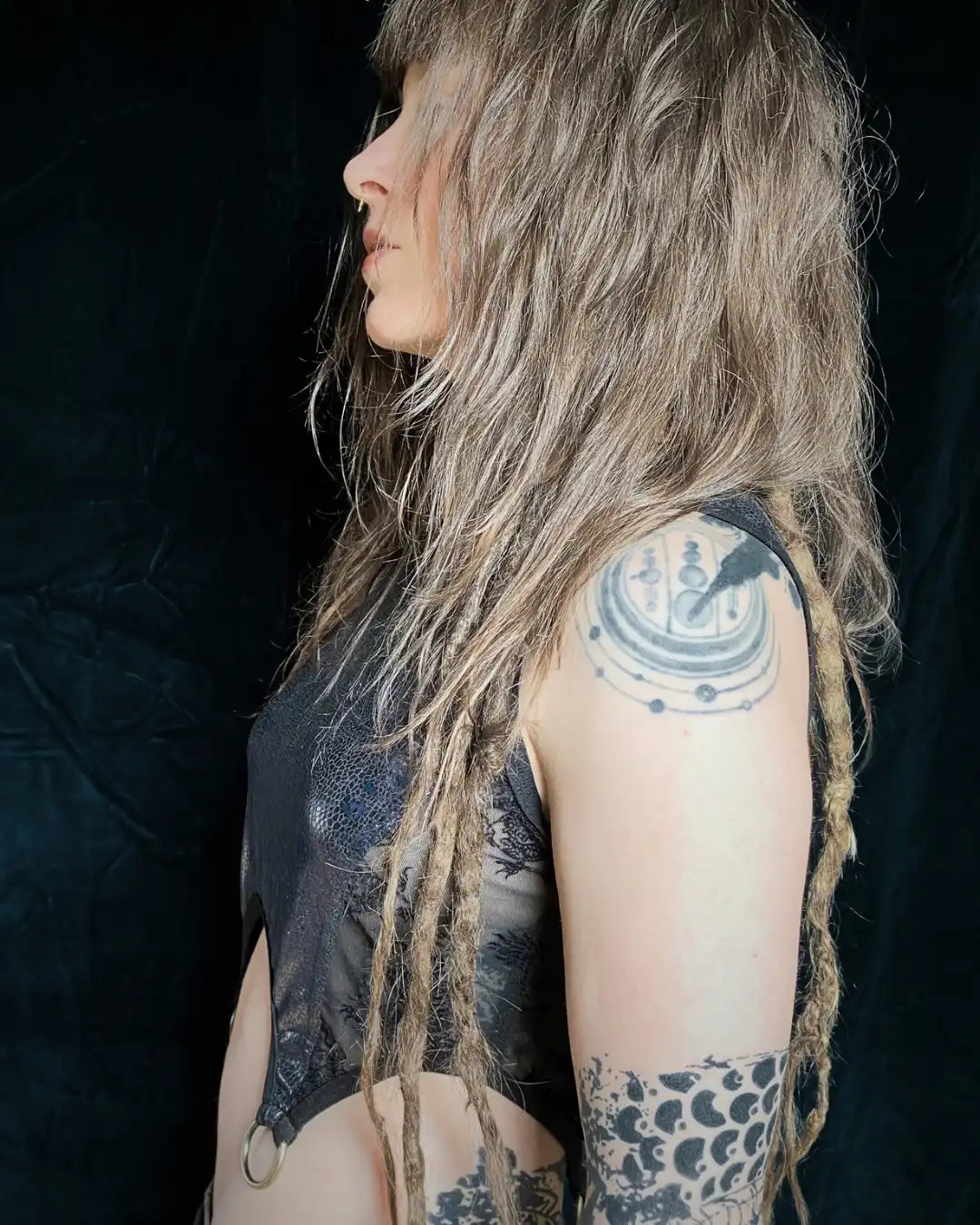 Crop Top blau Glitzer und Drachen-Mesh mit Metallapplikationen