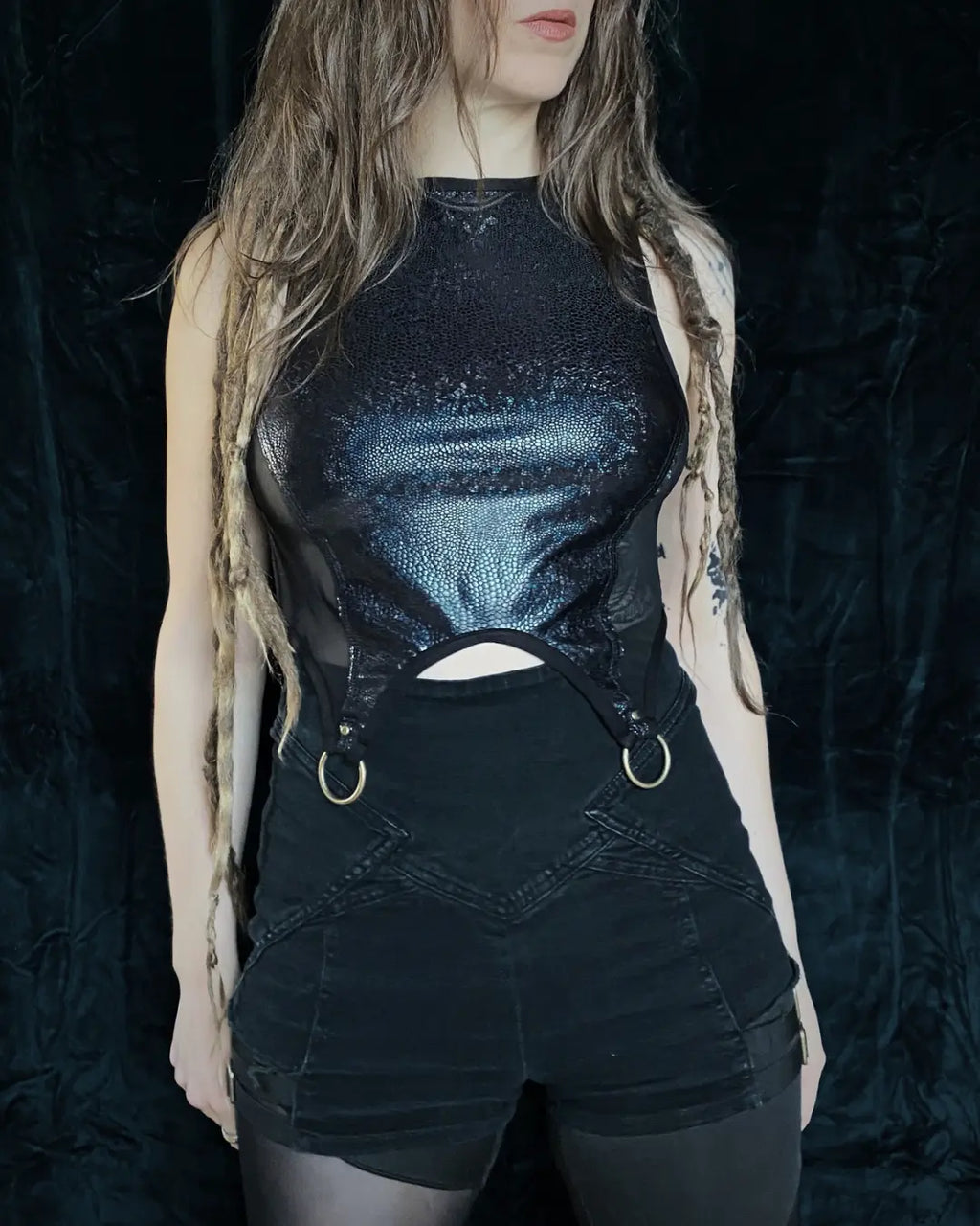 Crop Top blau Glitzer Mesh mit Metallapplikationen