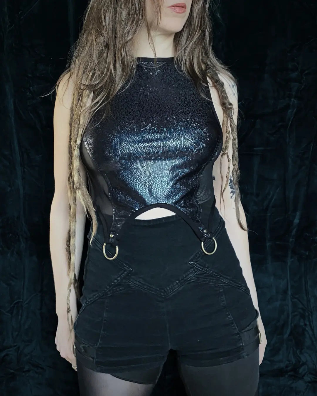 Crop Top blau Glitzer Mesh mit Metallapplikationen