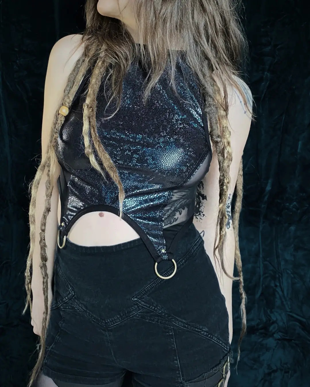 Crop Top blau Glitzer Mesh mit Metallapplikationen