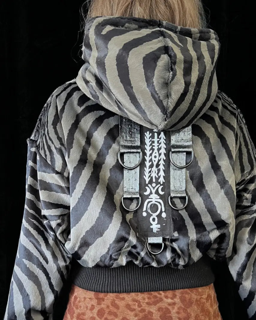 Faux Fur Jacket – Animalprint grey Zebra / Pattern Backpatch