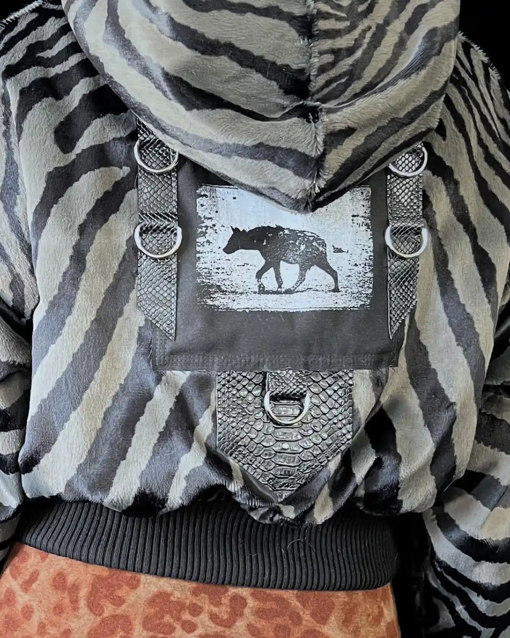 Faux Fur Jacke – Animalprint grau Zebra / Hyäne Backpatch