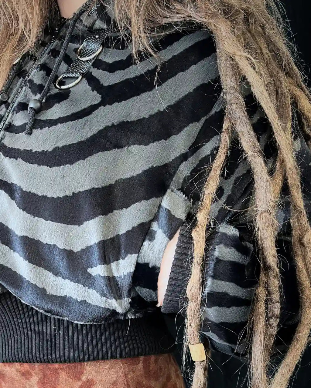 Faux Fur Jacke – Animalprint grau Zebra / Hyäne Backpatch