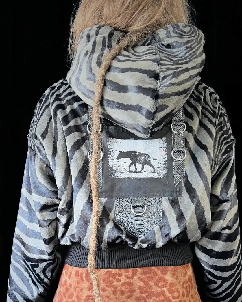 Faux Fur Jacke – Animalprint grau Zebra / Hyäne Backpatch