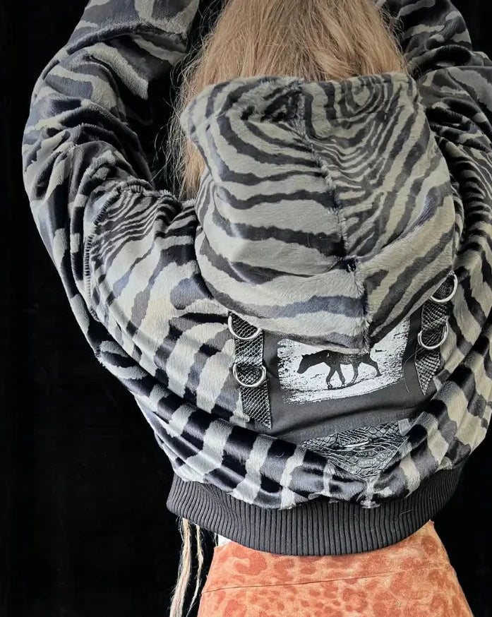 Faux Fur Jacke – Animalprint grau Zebra / Hyäne Backpatch