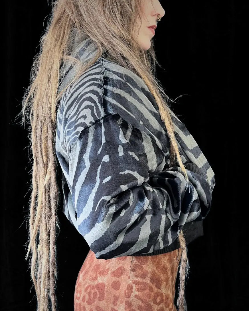 Faux Fur Jacke – Animalprint grau Zebra / Hyäne Backpatch