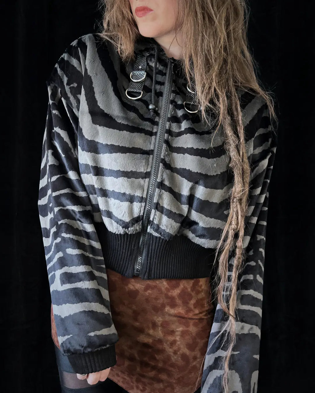 Faux Fur Jacke – Animalprint grau Zebra / Hyäne Backpatch