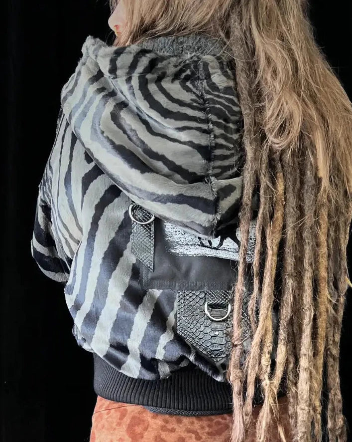 Faux Fur Jacke – Animalprint grau Zebra / Hyäne Backpatch