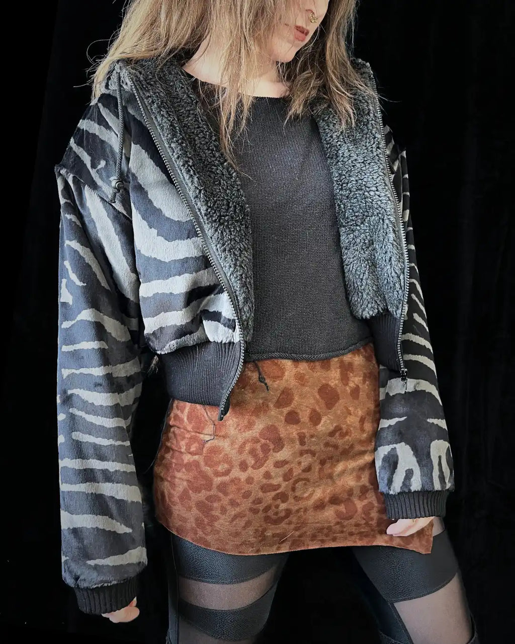 Faux Fur Jacke – Animalprint grau Zebra / Hyäne Backpatch