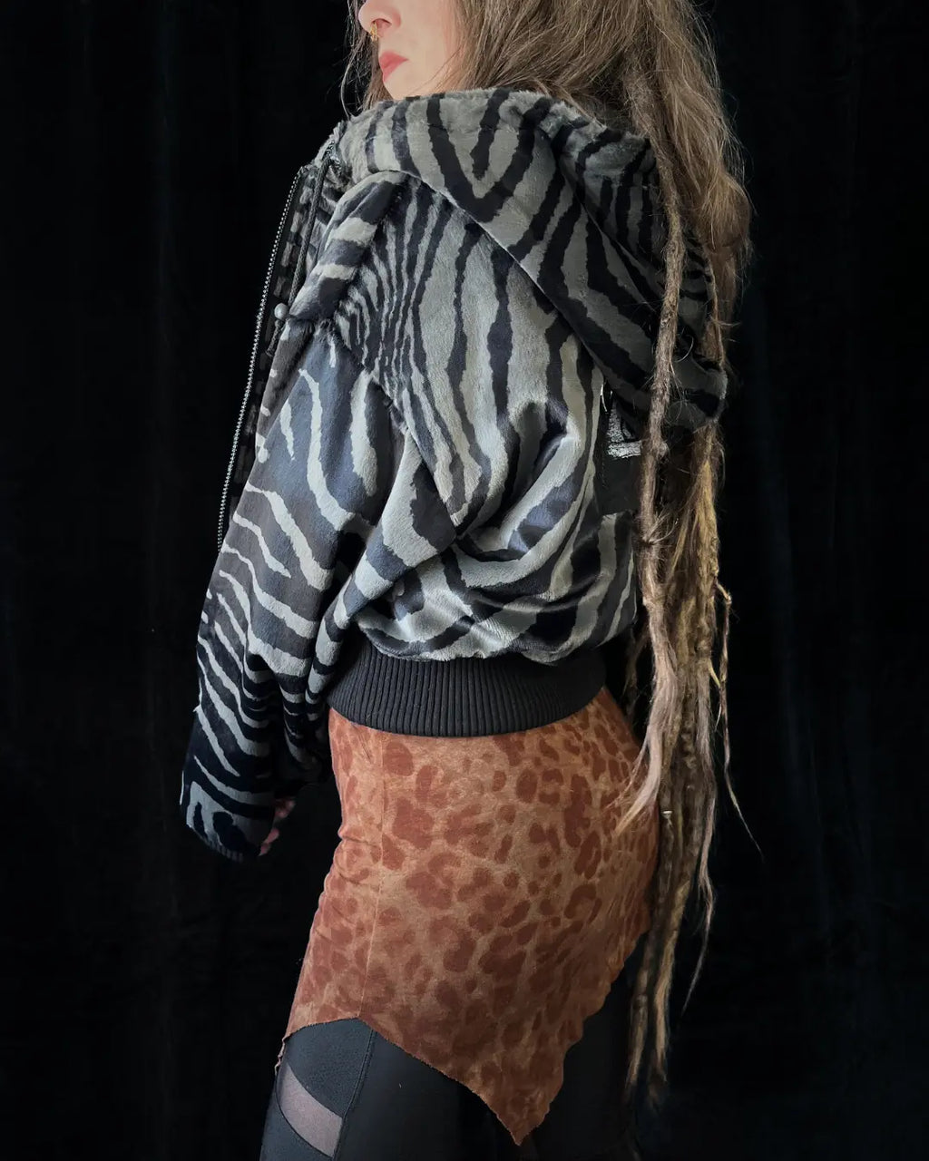 Faux Fur Jacke – Animalprint grau Zebra / Hyäne Backpatch
