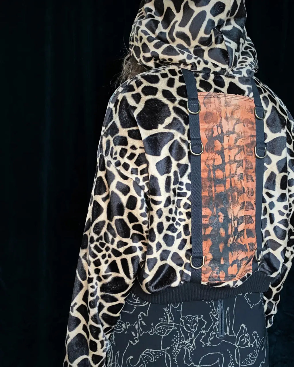 Kunstfelljacke – Giraffe mit rotem Rückenflicken