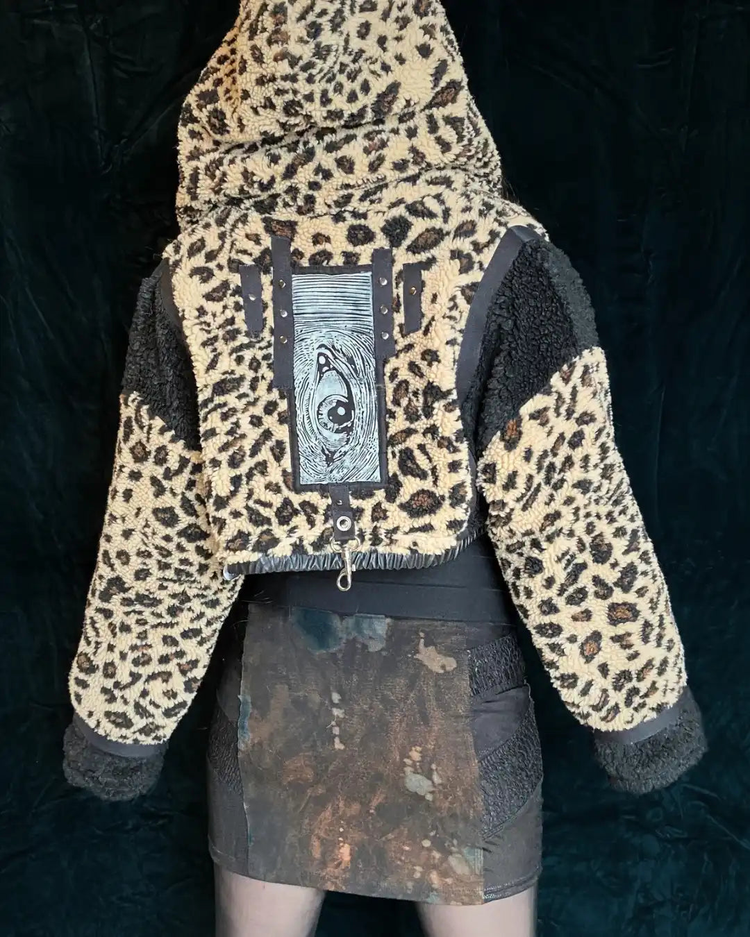 Felljacke Leoplüsch mit schwarz, Nieten und Backpatch