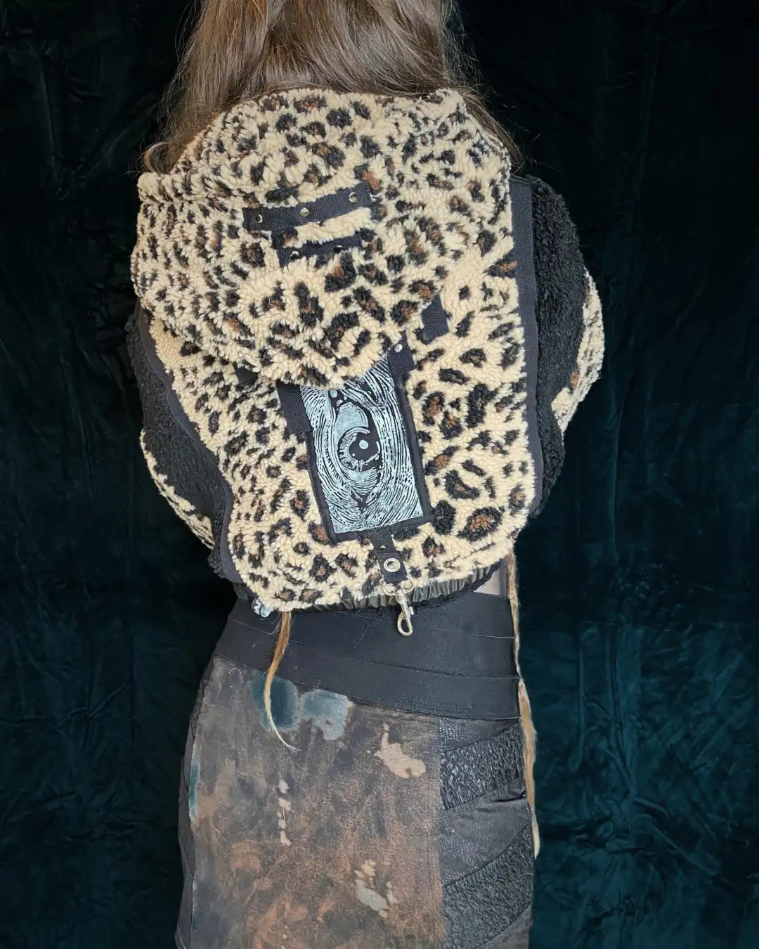 Felljacke Leoplüsch mit schwarz, Nieten und Backpatch