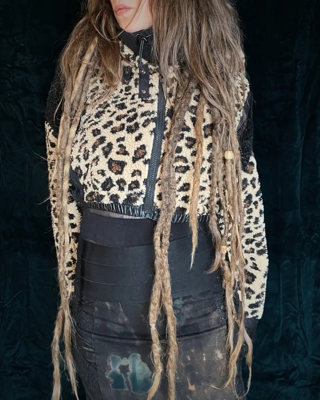 Felljacke Leoplüsch mit schwarz, Nieten und Backpatch