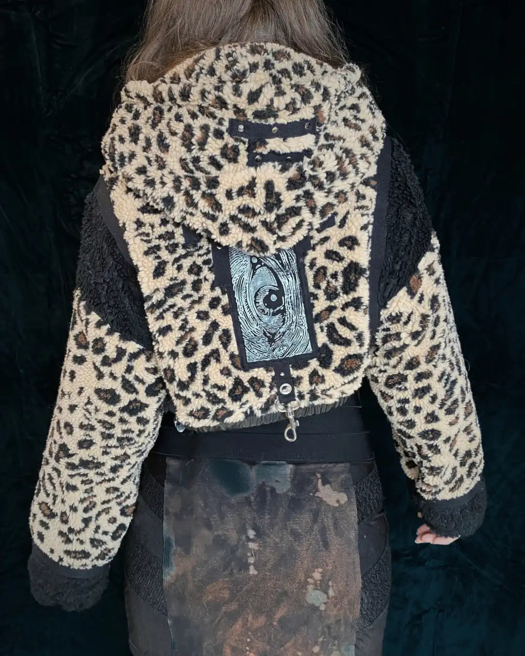 Felljacke Leoplüsch mit schwarz, Nieten und Backpatch