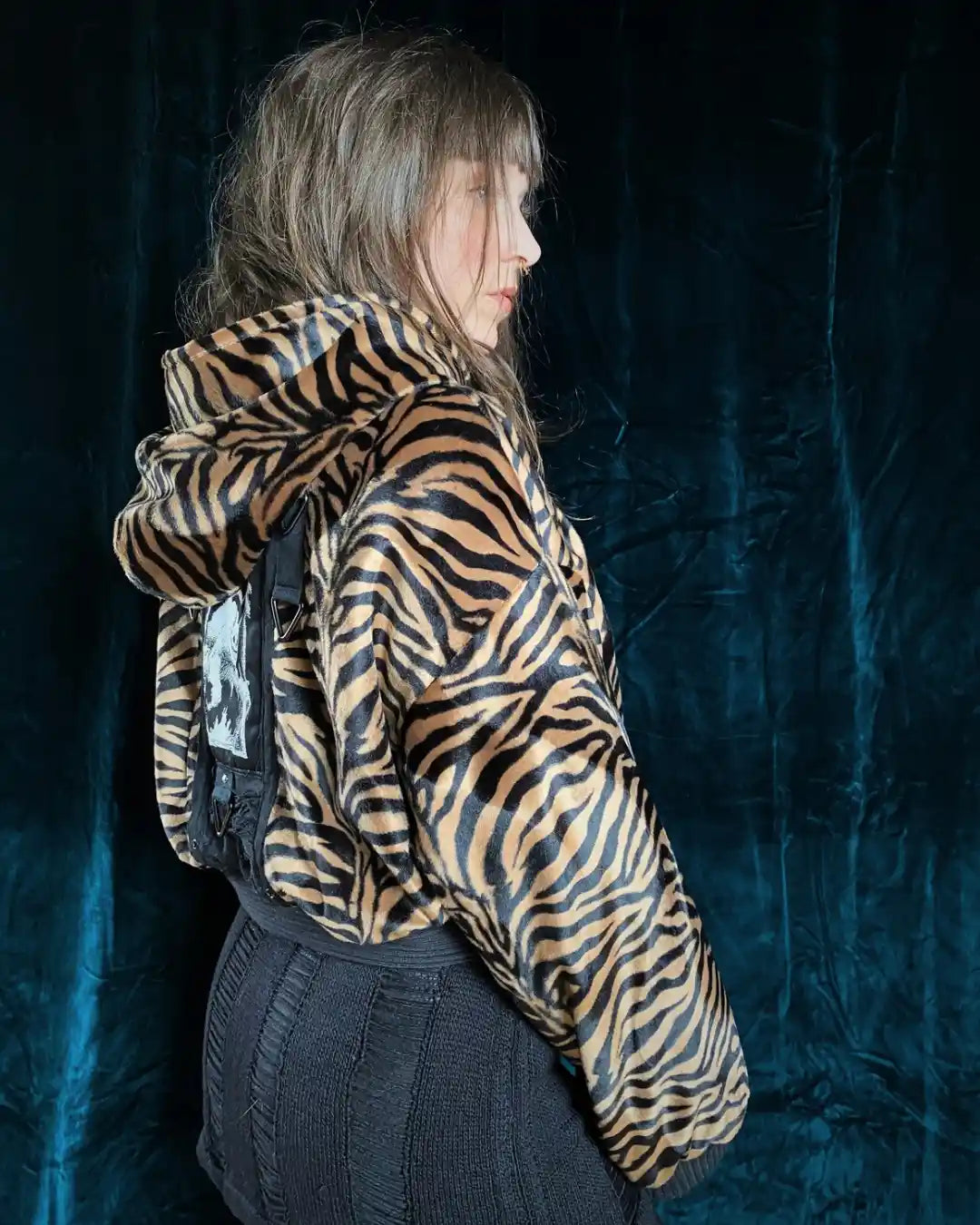 Handgenähte Festivaljacke im Tigerfell-Look, oversized geschnitten mit Kapuze und aufgenähtem Kunst-Print – rebellische Streetwear aus Deutschland.