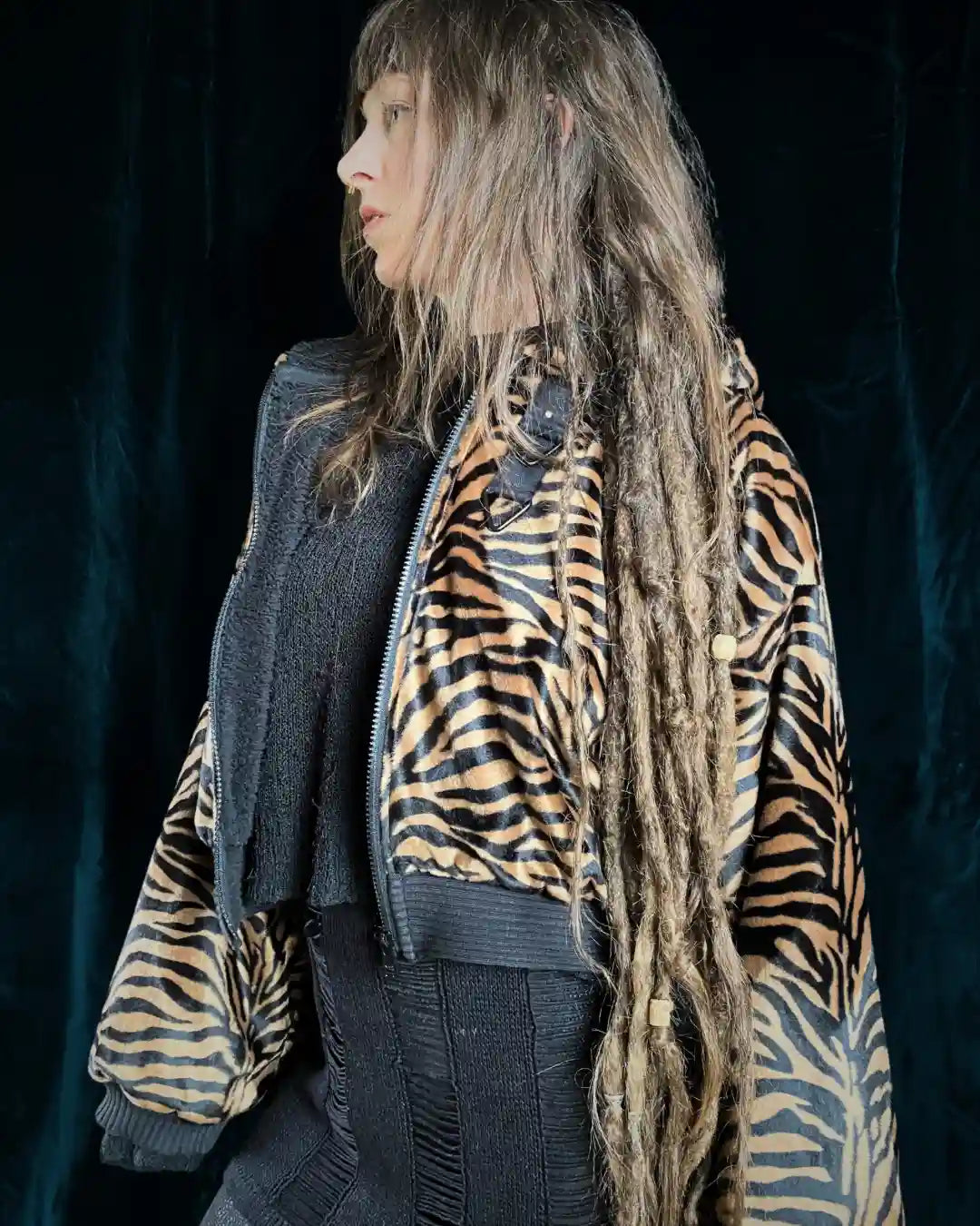 Dystopische Tigerfell-Kapuzenjacke mit gestepptem Saum, warmen Innenfutter und auffälligen schwarzen Applikationen – handgemacht für alternative Outfits und Festivals.