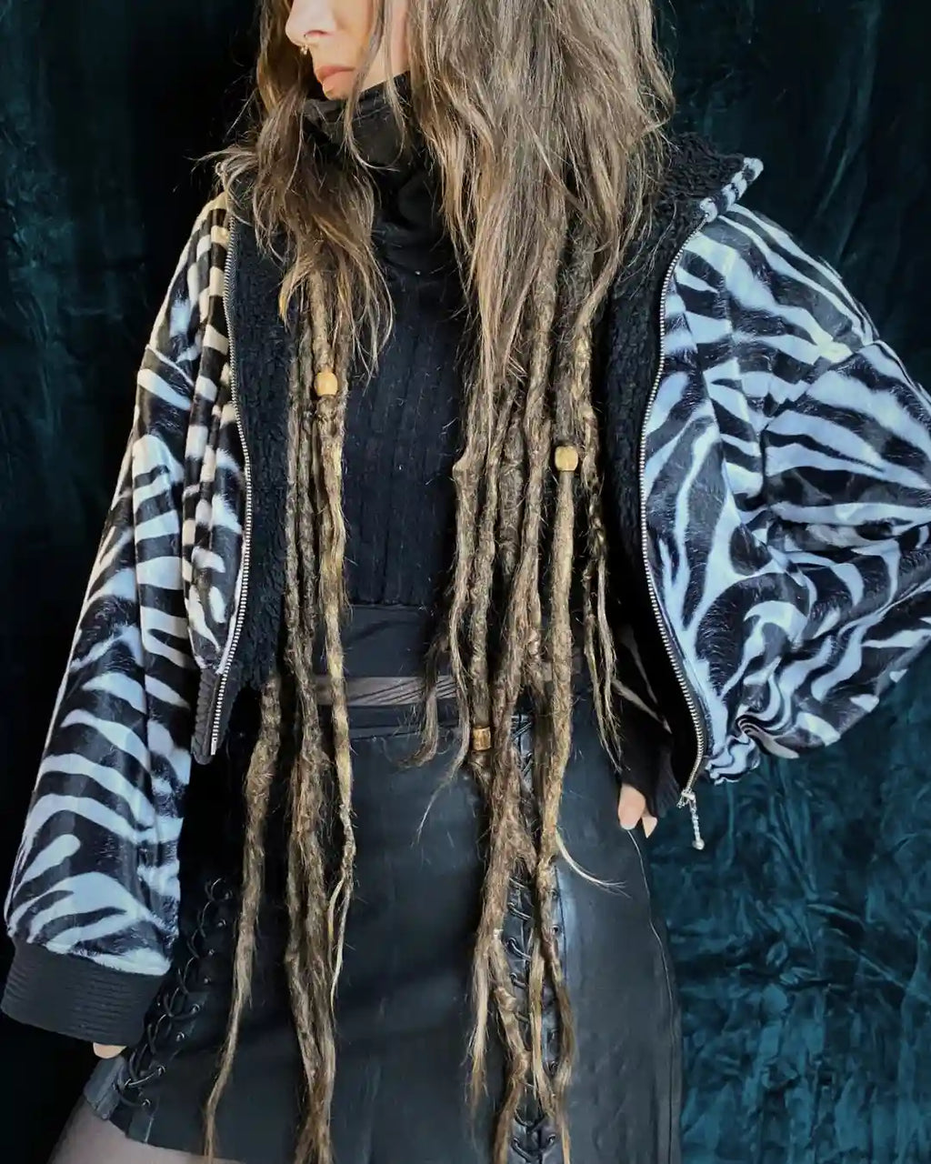 Handgefertigte, warme Zebrafelljacke mit Kapuze, Reißverschluss und einzigartigem Rückenmotiv – jedes Stück ein Unikat von IUVA CRAFT STUDIO.