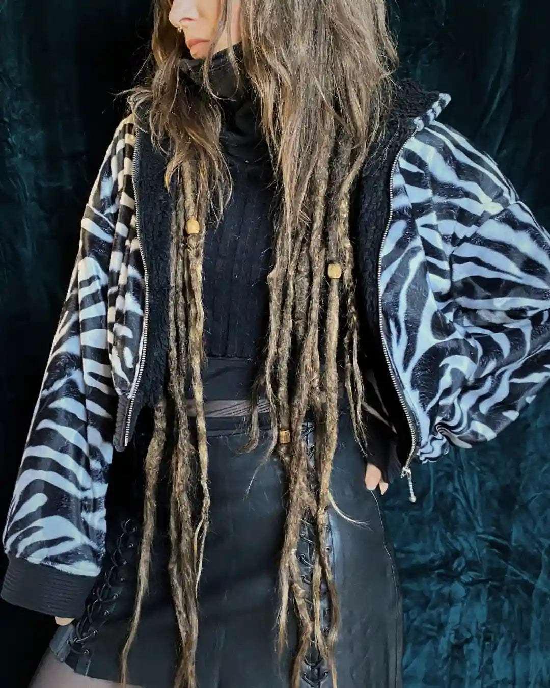 Handgefertigte, warme Zebrafelljacke mit Kapuze, Reißverschluss und einzigartigem Rückenmotiv – jedes Stück ein Unikat von IUVA CRAFT STUDIO.