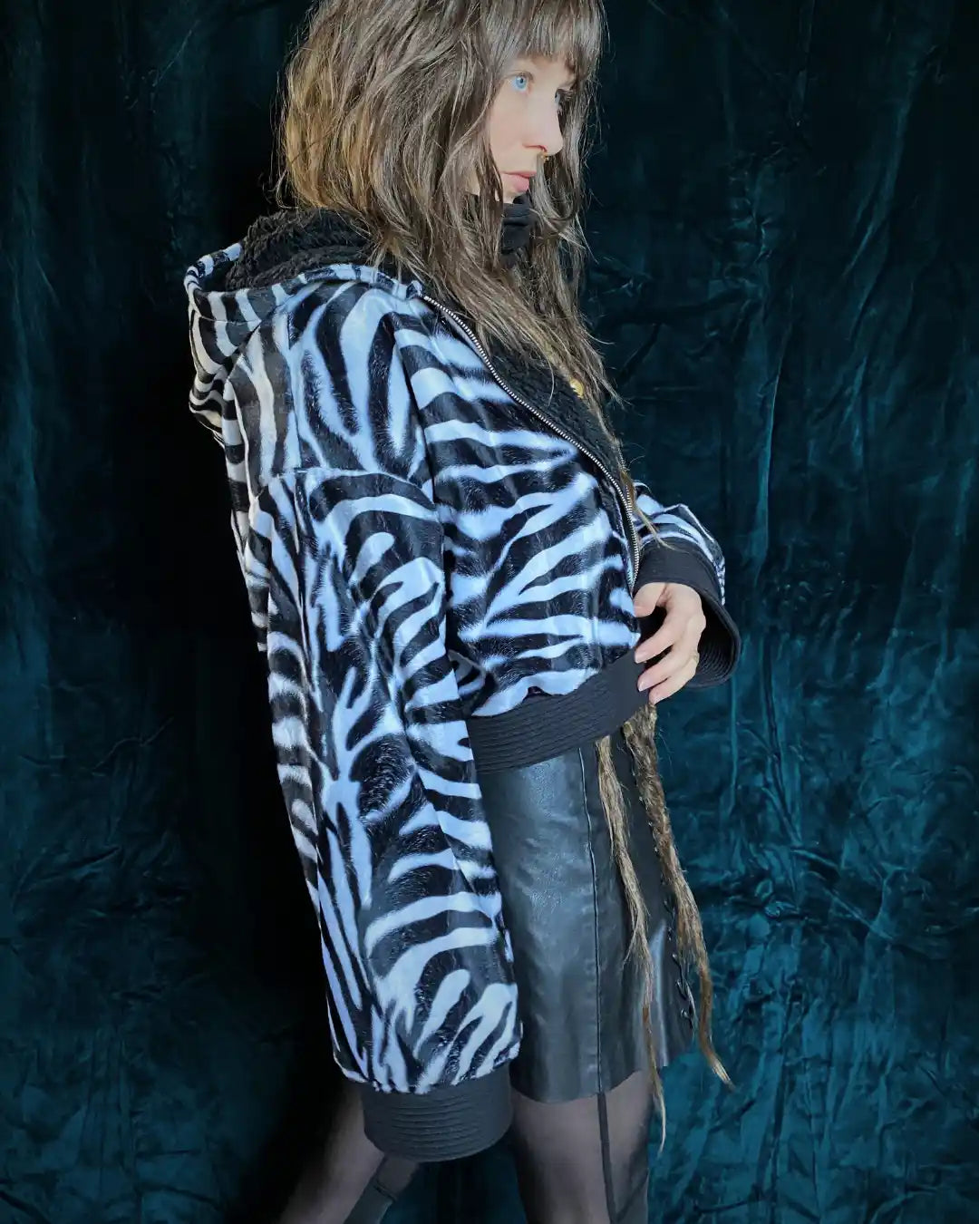 Zebra-Animalprint Festivaljacke aus veganem Fellimitat, oversized geschnitten mit schwarzem Bund und Saum an den Ärmeln. – handgemacht für alternative Streetstyles.