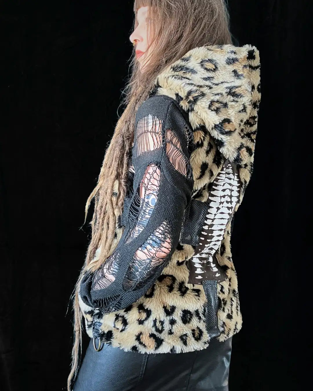 Leo fur vest with hood and backpatch
