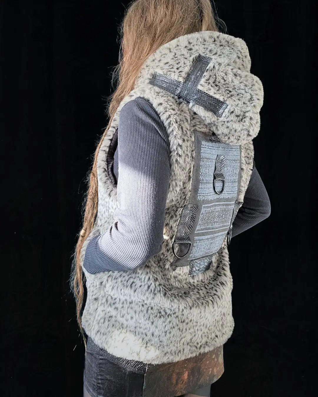 Leo fur vest grey with hood and backpatch